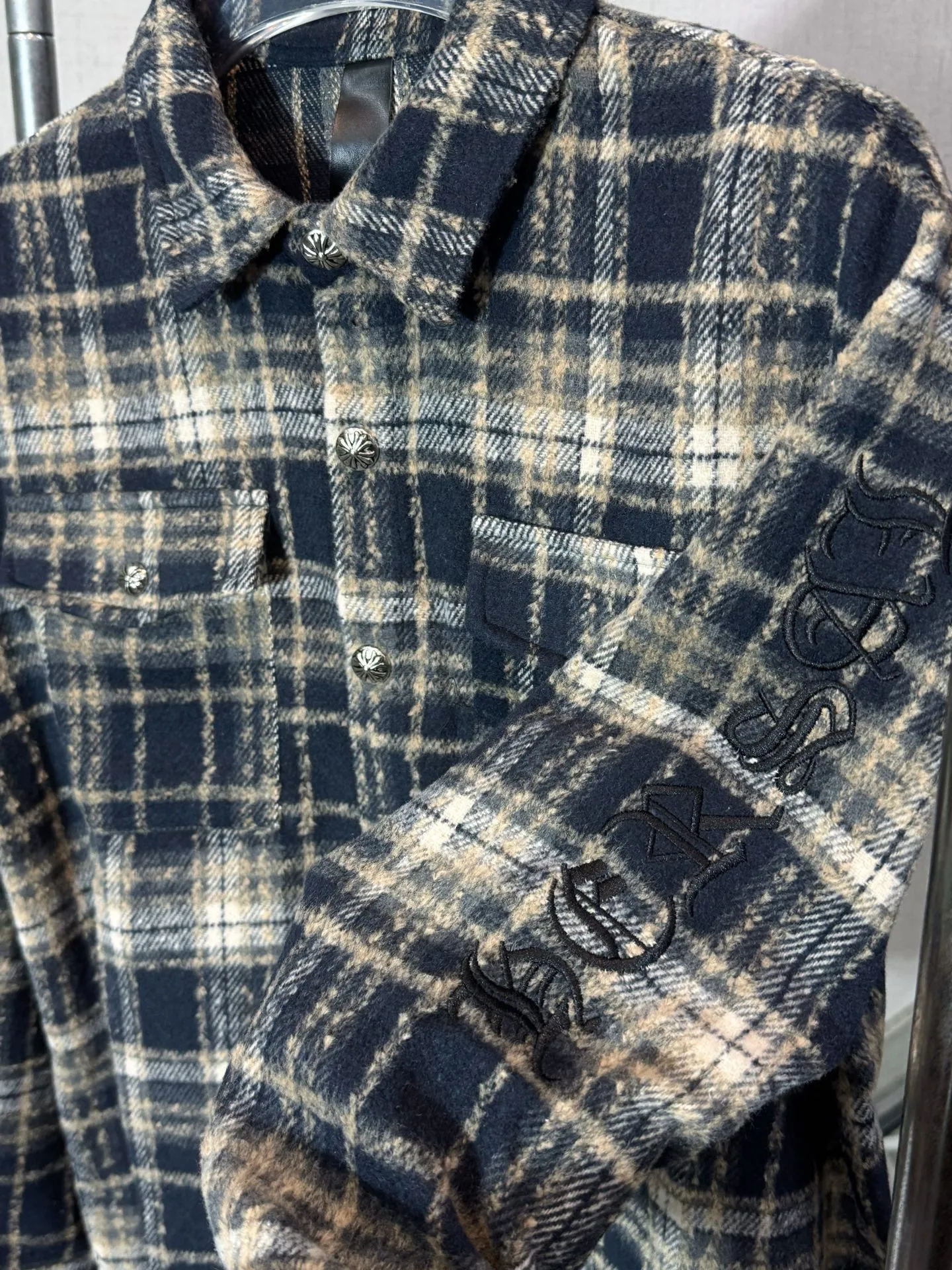 P280 model number: HE395 Chromehearts-Chrome heart wool plaid leather label shirt jacket The fabric is made of 360g high-weight tasseled woolen plaid shirt fabric. The upper body is extremely warm and feels soft and comfortable. It has custom-made original hardware Crow heart cross buttons and a custom-made original cross leather label on the back + heavy embroidery. The embroidery is full and three-dimensional, the overall process is complex, original accessories, factory workmanship, complete with three standards, feel free to buy, Kuaishou Xiaohongshu's popular shirt jacket.  Color: Red/Blue Size: S M L XL
